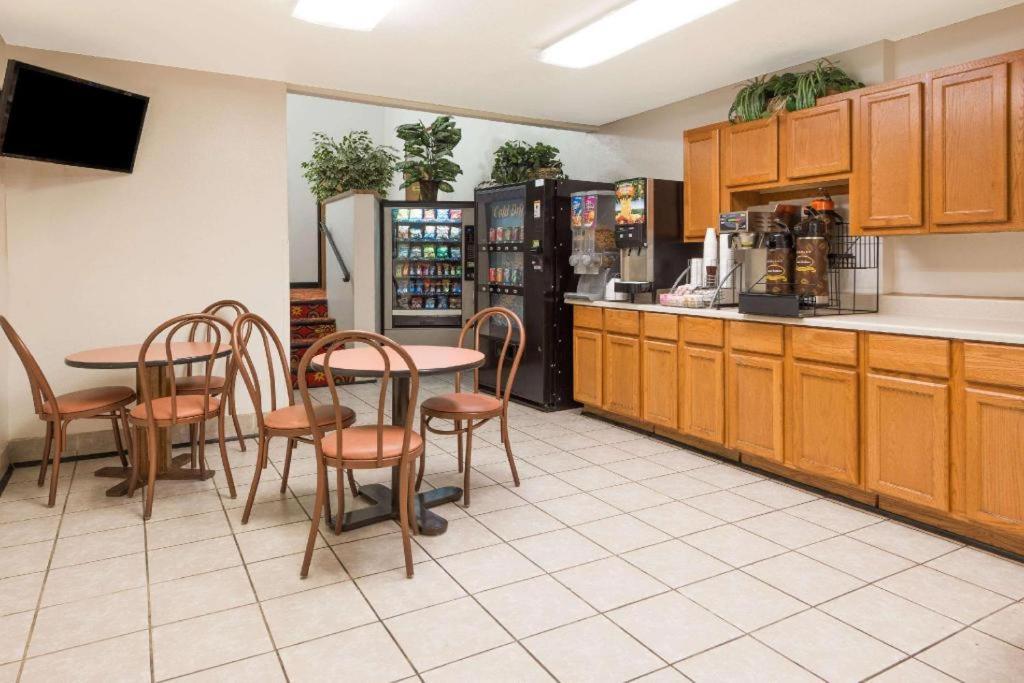 Quality Inn & Suites Earth City Екстер'єр фото