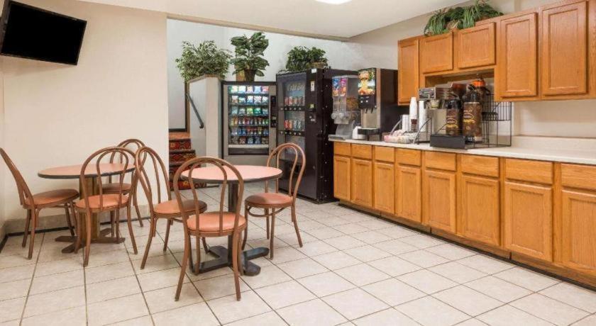 Quality Inn & Suites Earth City Екстер'єр фото